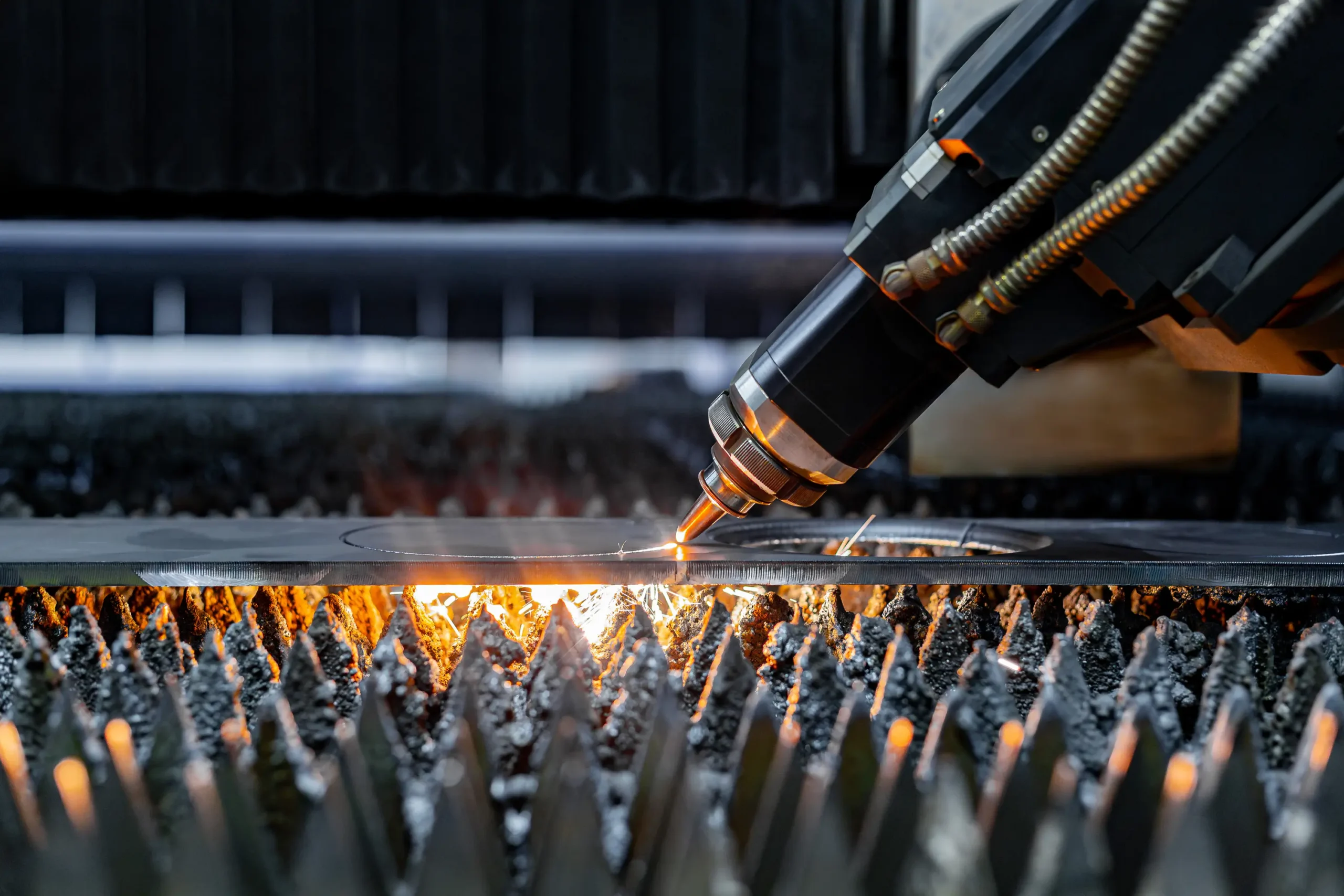 Laserski razrez kovinske pločevine z natančnim industrijskim strojem.