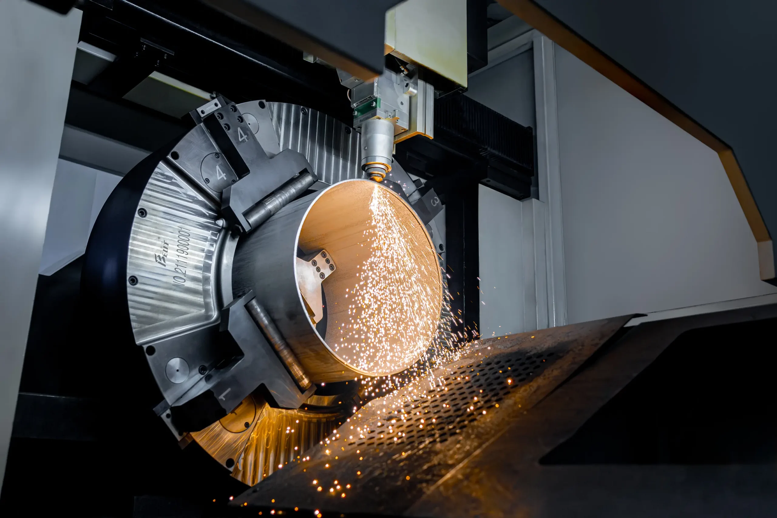 Laserski razrez kovinske cevi v industrijskem stroju