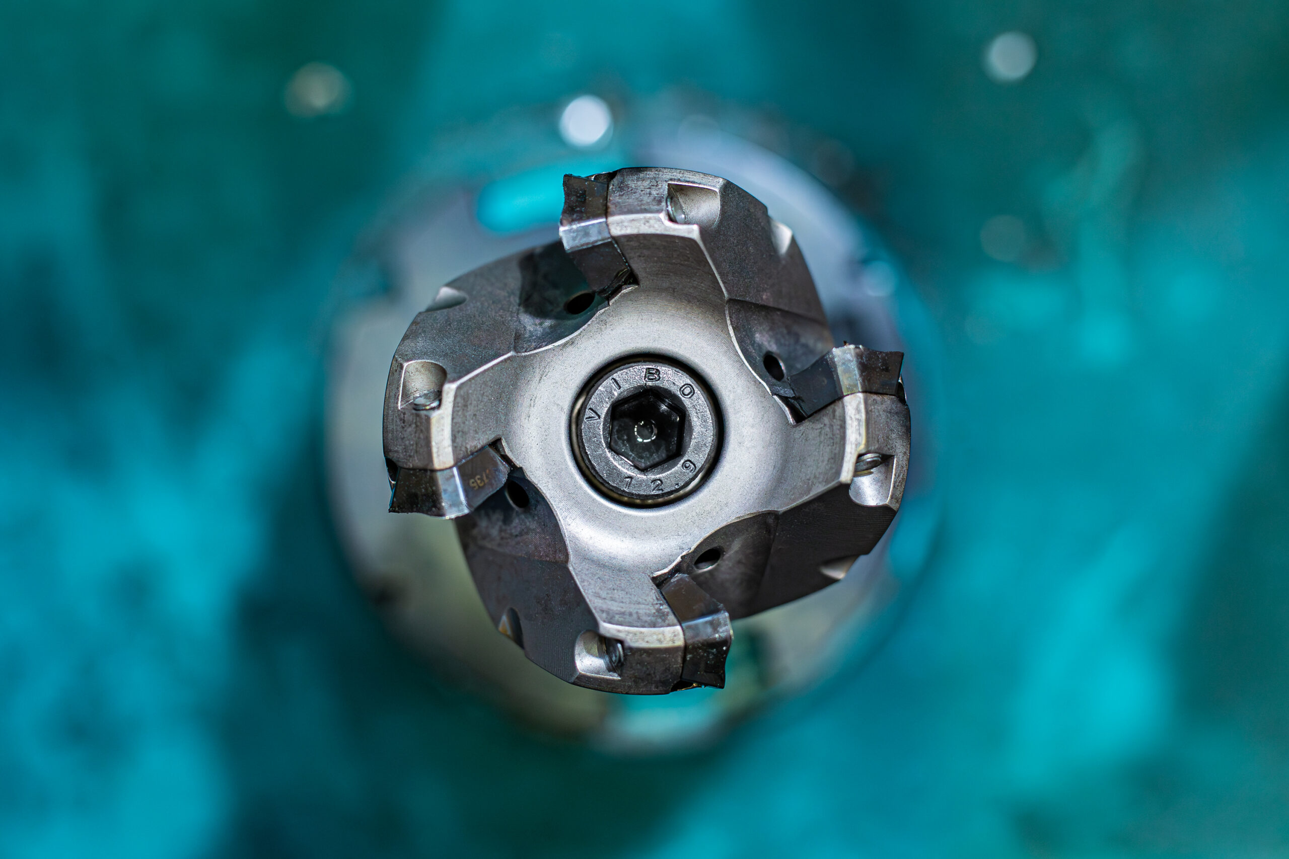 Rezkalna glava za natančno CNC rezkanje kovinskih površin – INES proizvodnja.