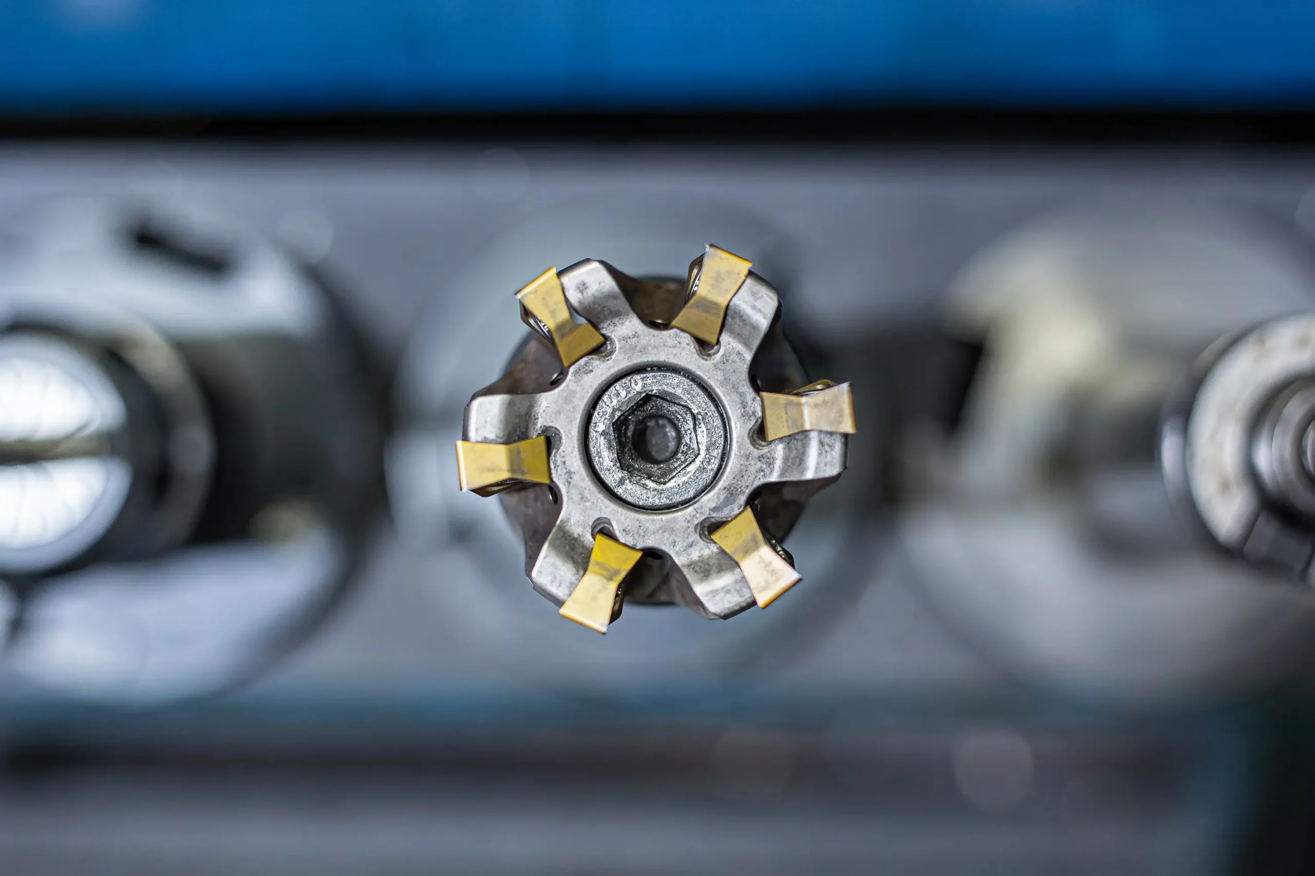 Natančno rezkanje z večrezalnim orodjem v industrijski proizvodnji.