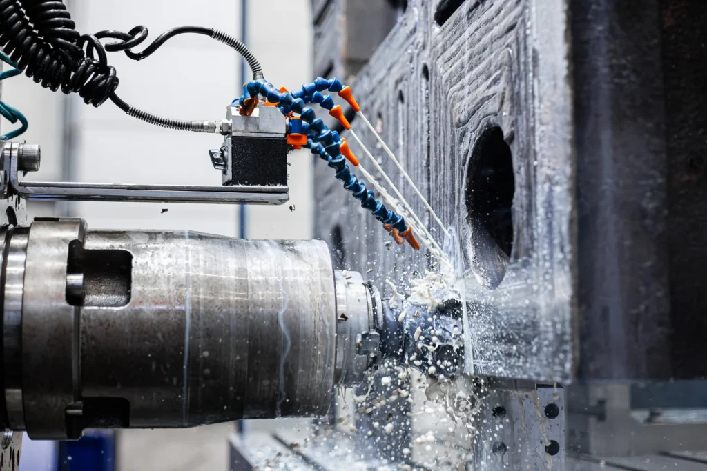 CNC rezkanje kovinskih plošč z uporabo hladilne tekočine – INES proizvodnja.