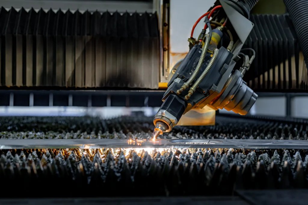 Laserski razrez kovinske pločevine z industrijskim strojem v proizvodnji