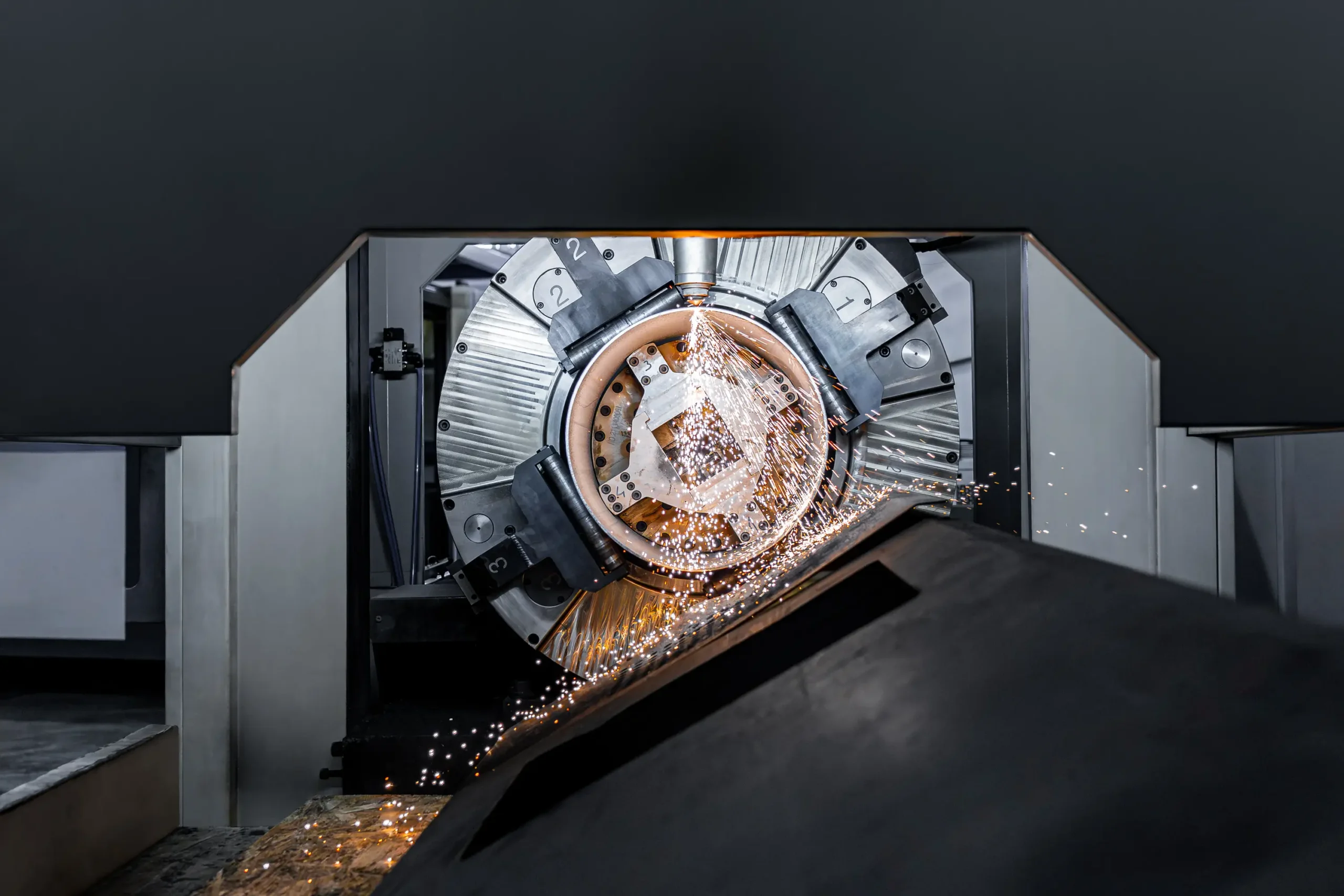 Laserski razrez kovinske cevi v industrijskem stroju