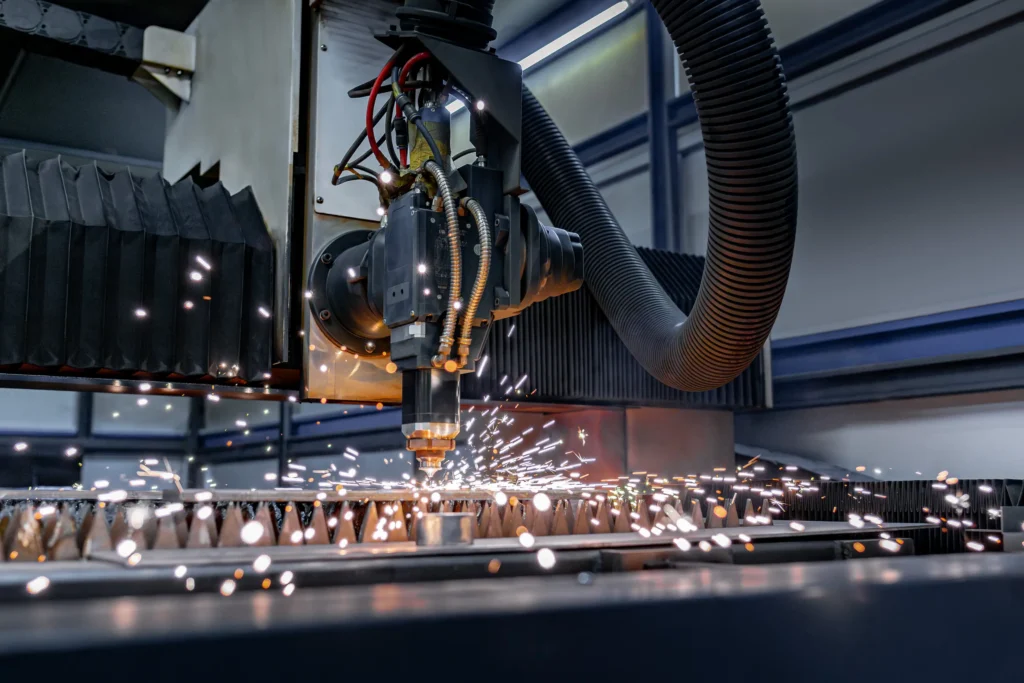 Industrijski laserski razrez kovin z iskranjem pri natančni obdelavi