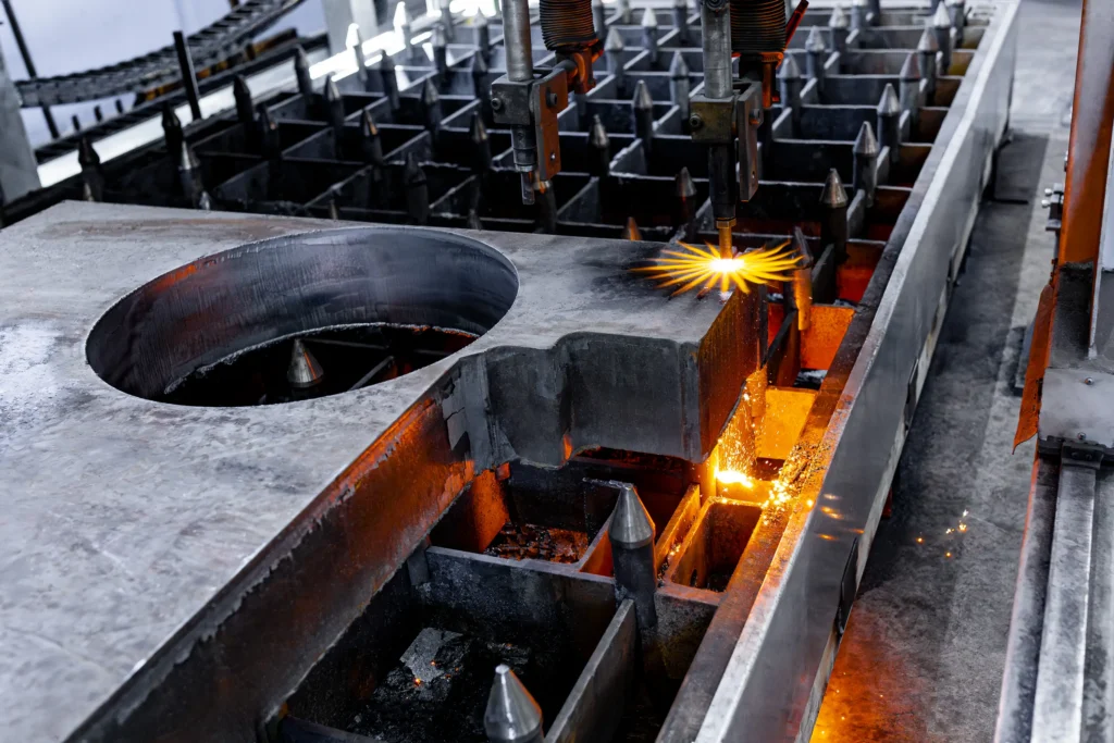 Plamenski razrez kovinske plošče na industrijski proizvodni liniji