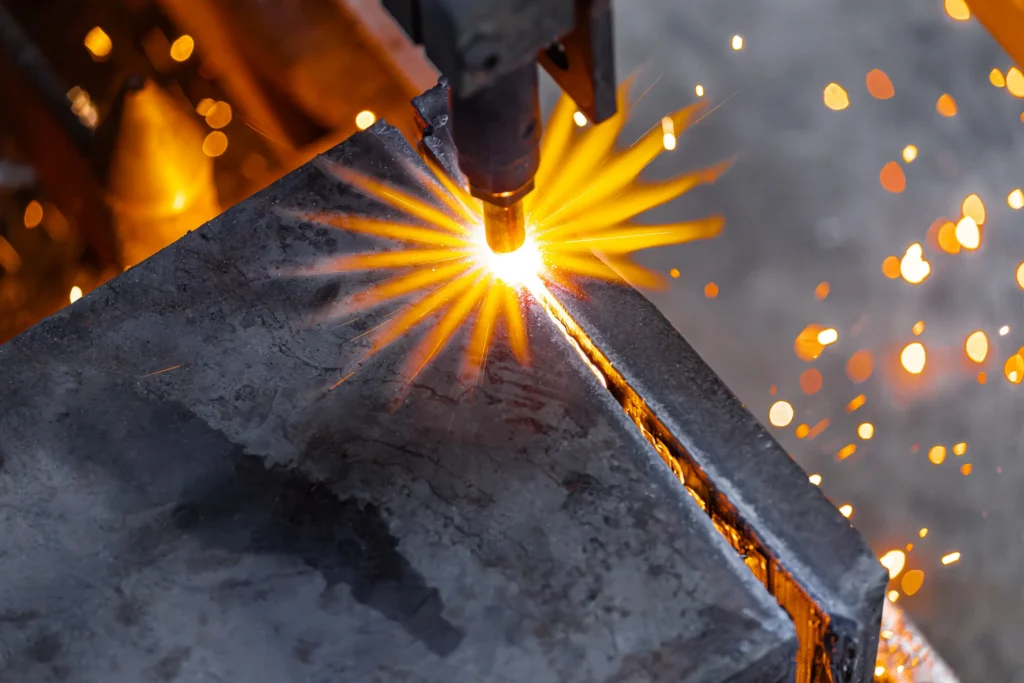 Plamenski razrez jeklene plošče z industrijskim rezalnikom