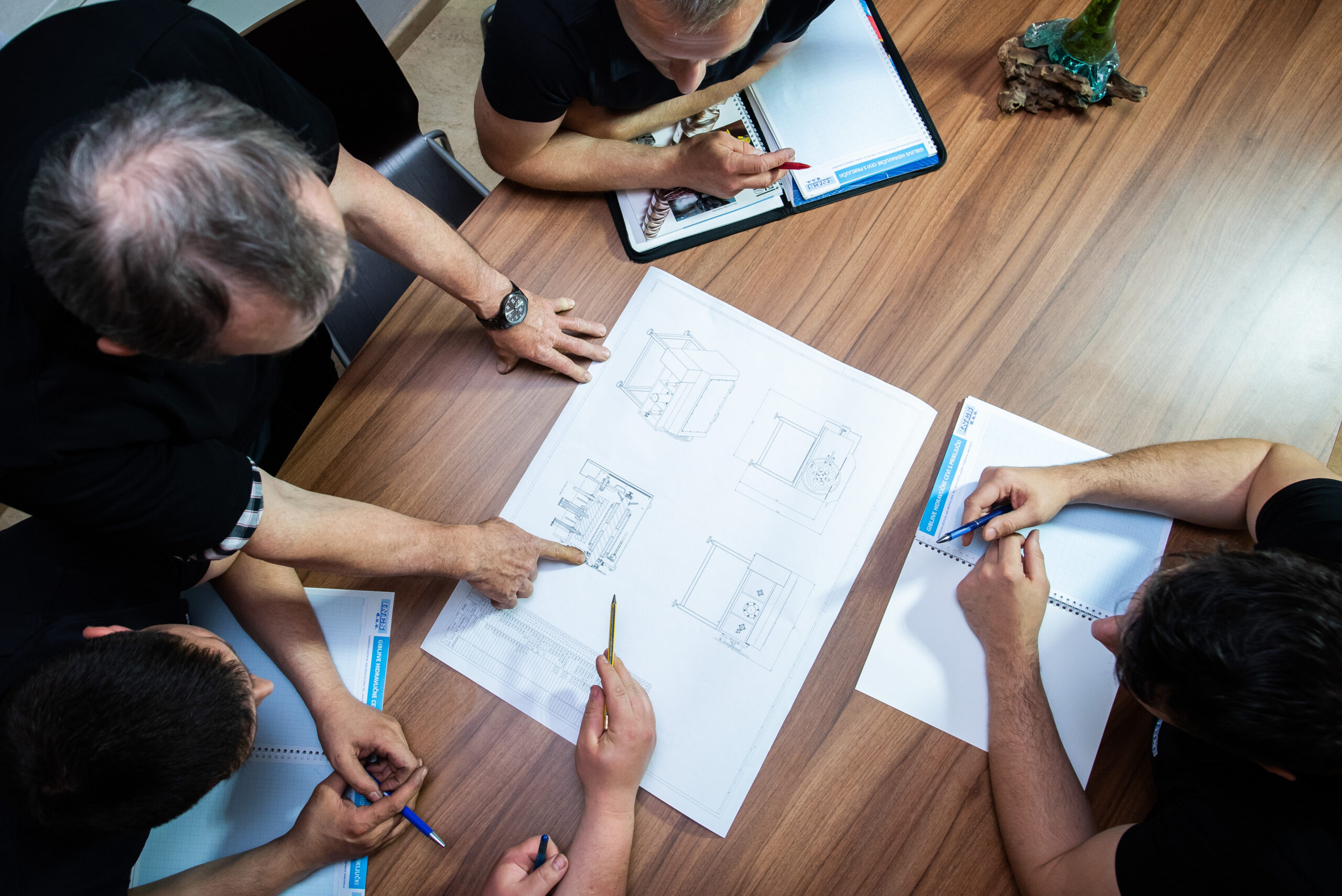 Ekipa načrtuje projekt za izdelavo novega stroja