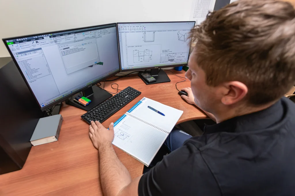 Inženir projektira industrijski stroj z uporabo CAD programske opreme.