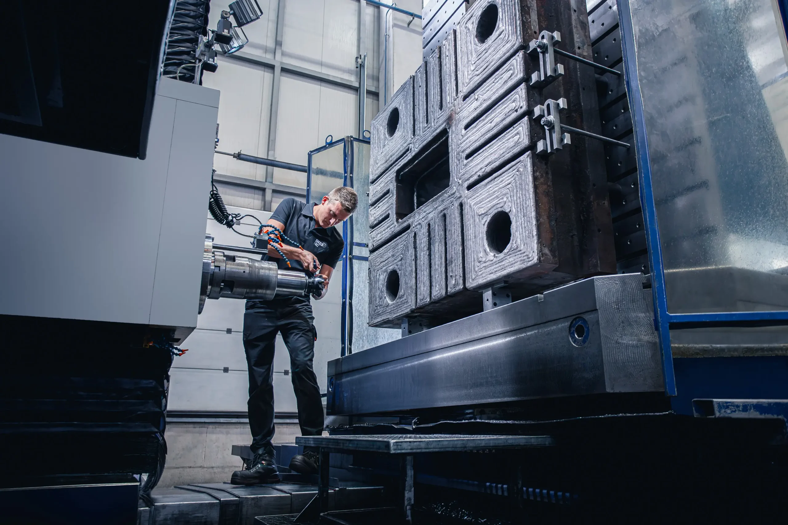 Delavec INES izvaja CNC rezkanje velikih kovinskih elementov.