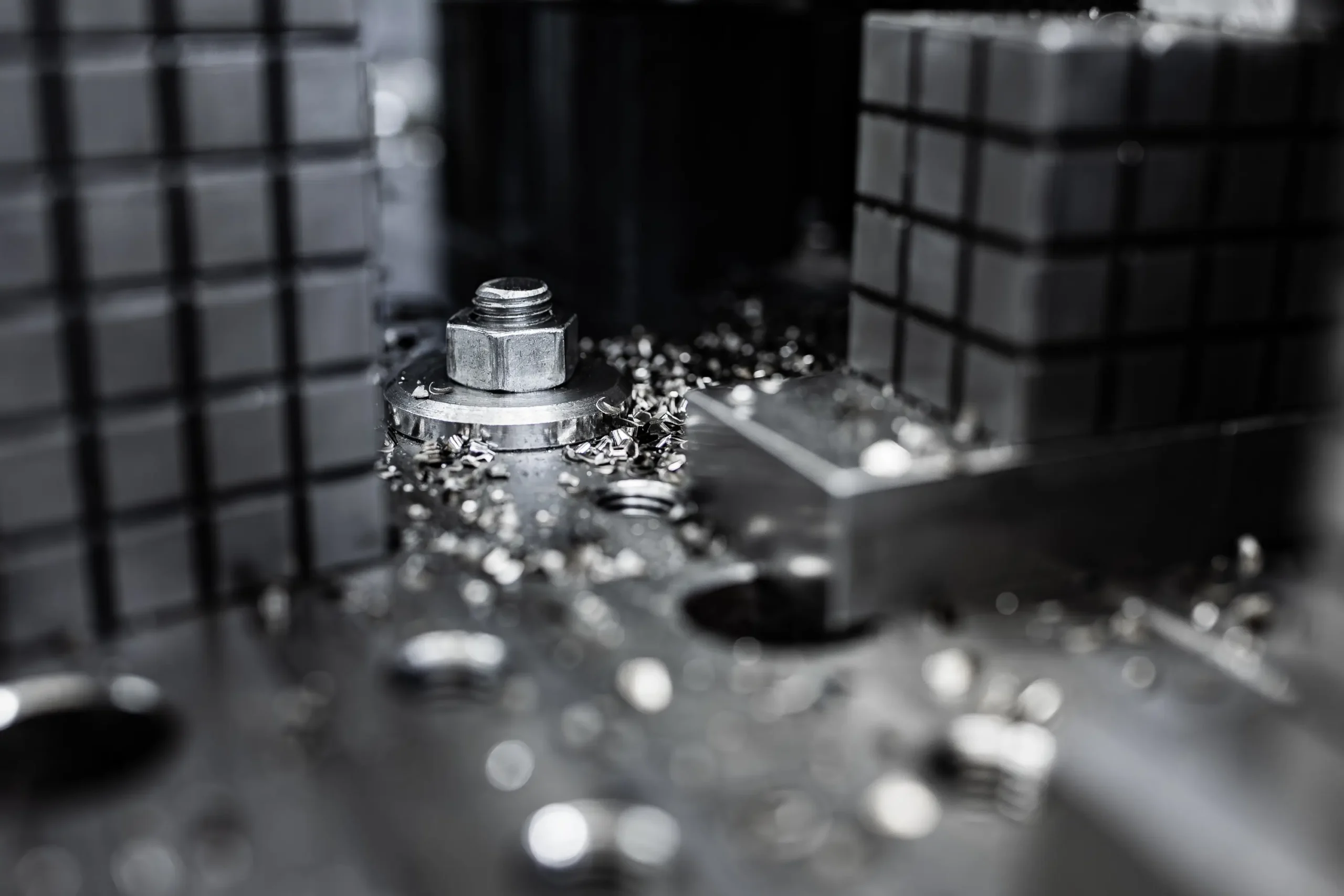 Podrobnosti rezkanja kovinskih delov – ostružki in obdelovalna površina.