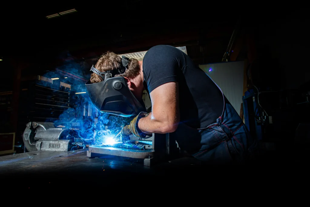 Industrijsko varjenje kovin z oblokom v podjetju INES.