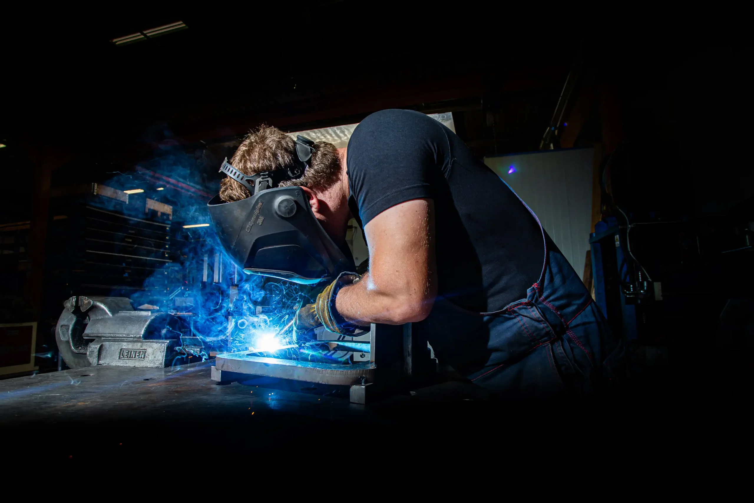 Industrijsko varjenje kovin z oblokom v podjetju INES.