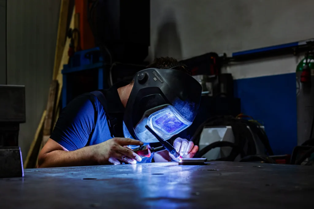 Natančno TIG varjenje kovinskih delov v proizvodnji INES