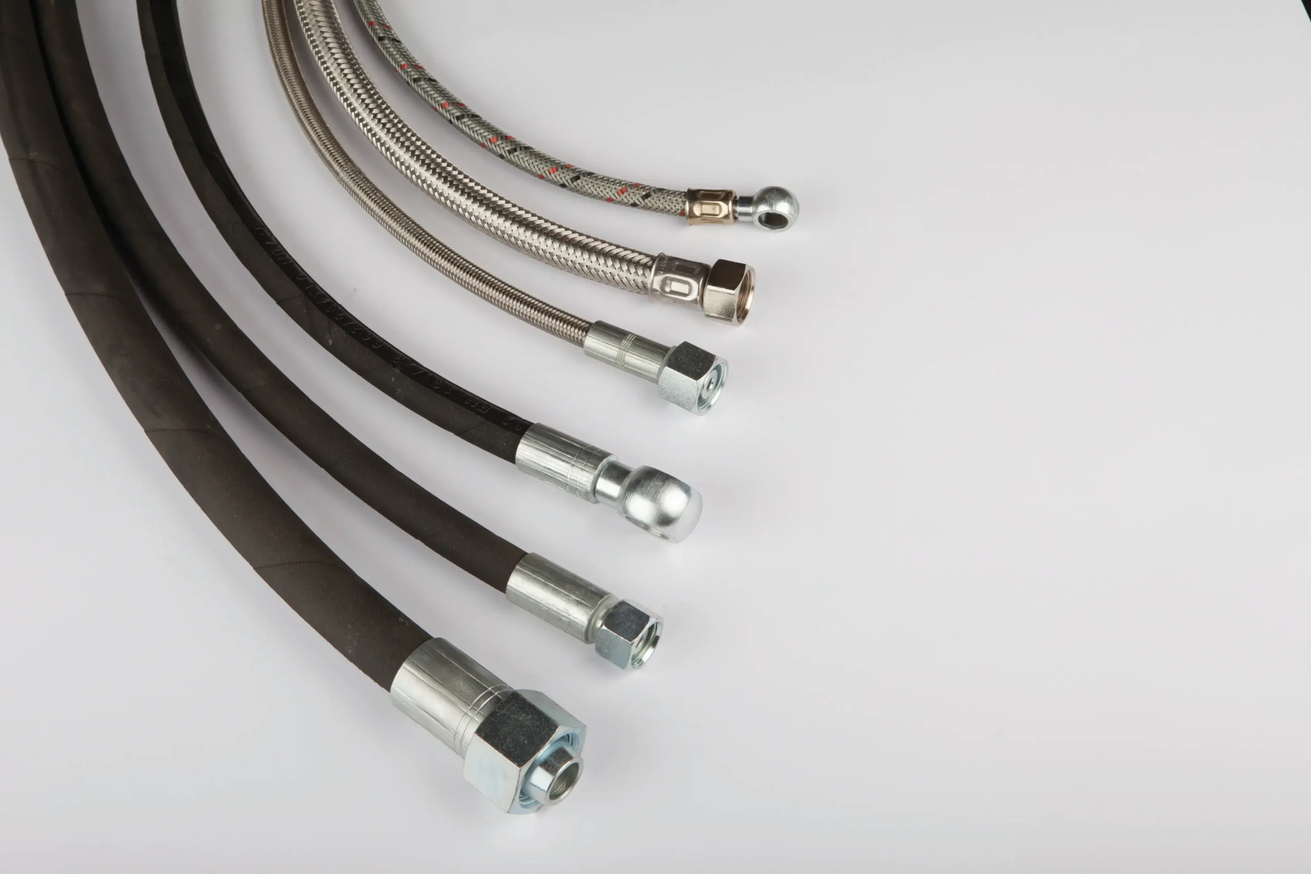 Različne hidravlične cevi z nastavki za uporabo v industrijskih sistemih