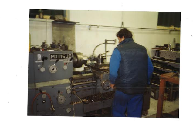 Delavec upravlja s stružnico v delavnici med obdelavo kovinskih delov