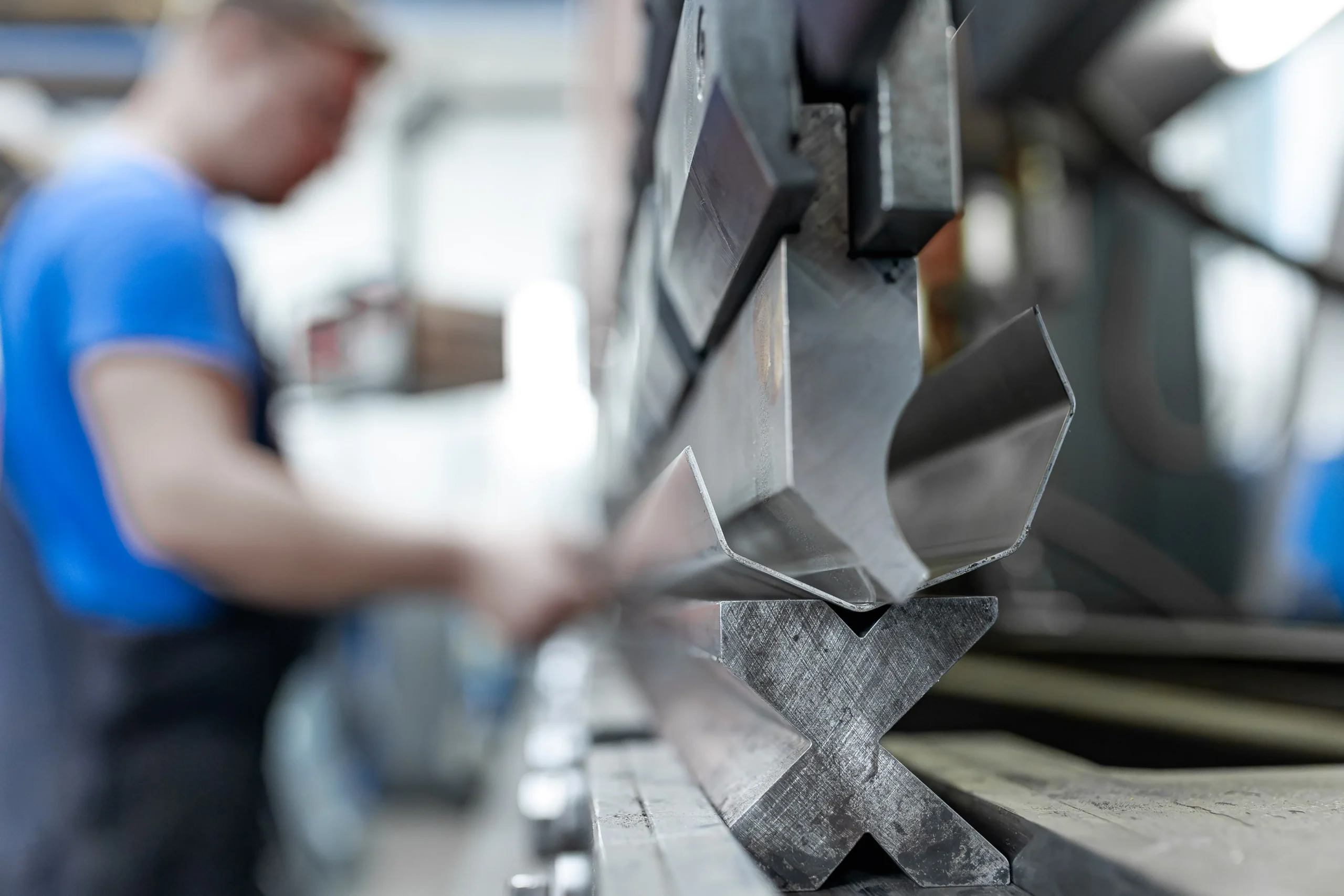 Natančno krivljenje kovinske pločevine z industrijskim strojem za upogibanje