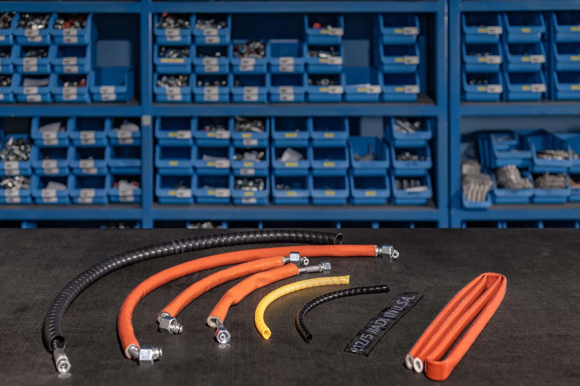 Zaščitne hidravlične cevi in izolacijski ovoj v različnih barvah in velikostih.