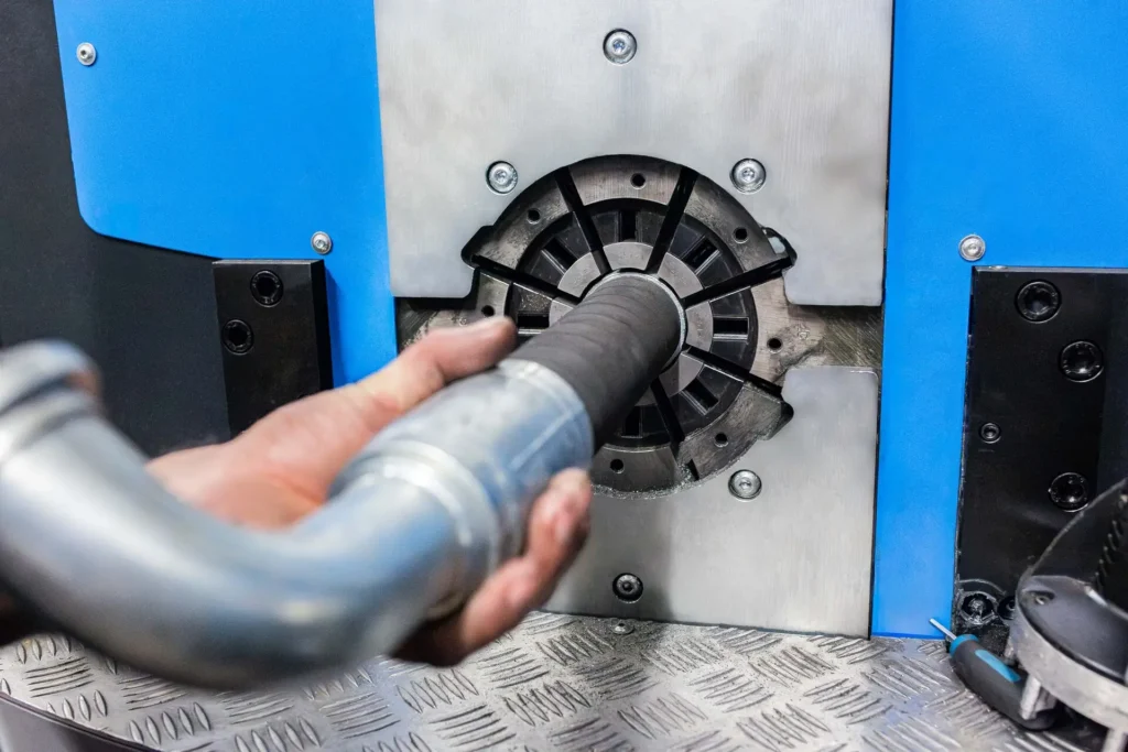 Delavec ročno vstavi hidravlično cev v stroj za stiskanje priključkov