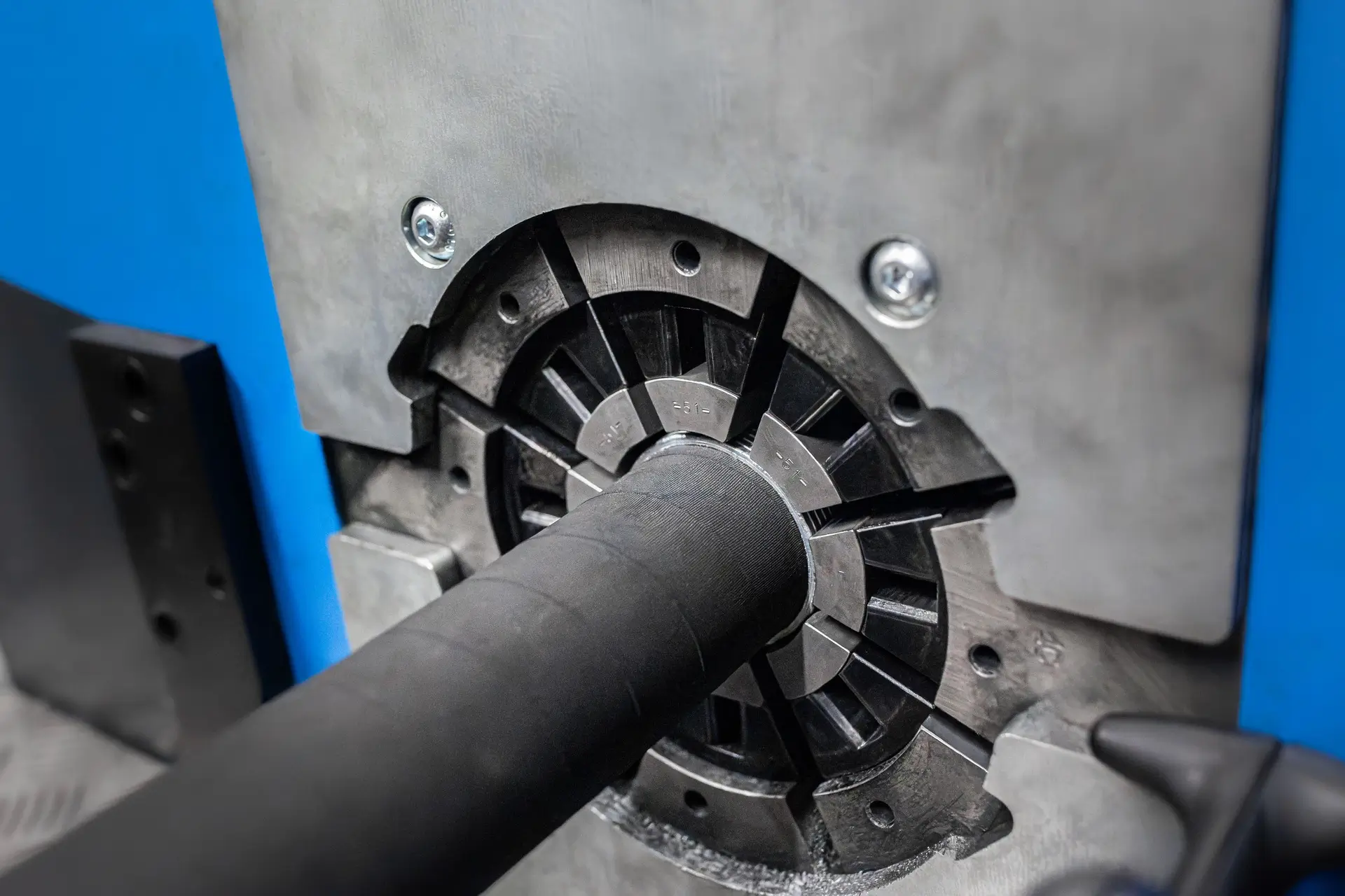 Postopek stiskanja hidravlične cevi s profesionalno opremo v delavnici