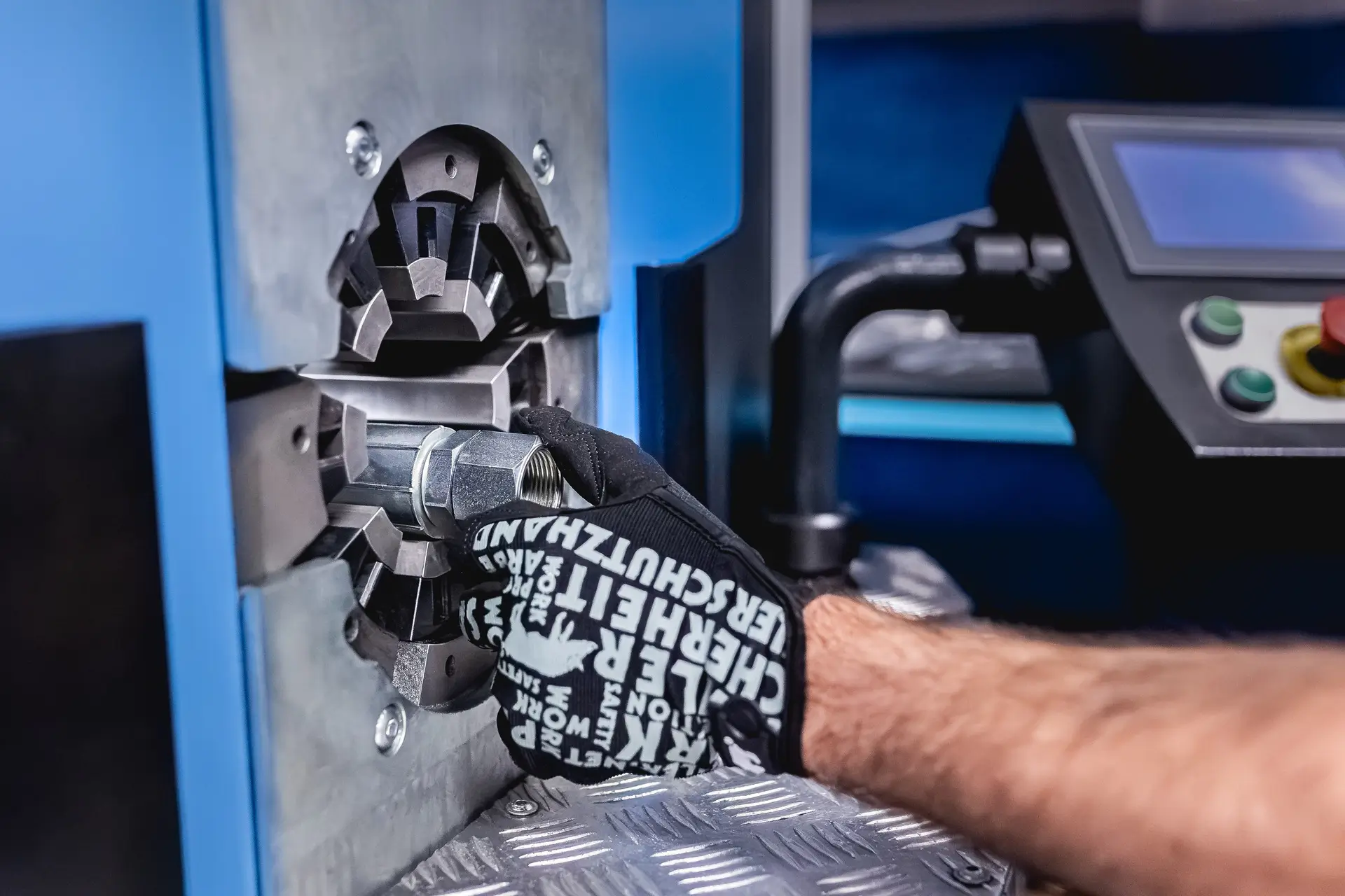 Natančno vstavljanje hidravličnega priključka v stroj za stiskanje cevi.