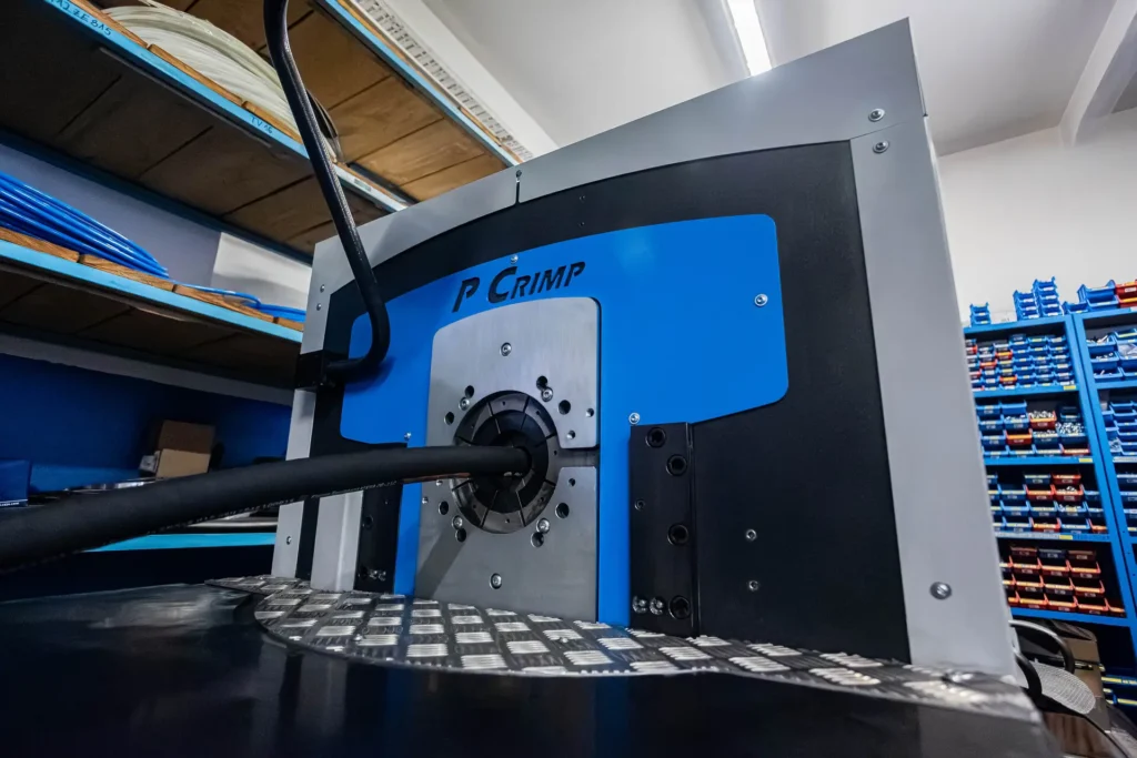 Stroj za stiskanje hidravličnih cevi P Crimp v delavnici podjetja INES.