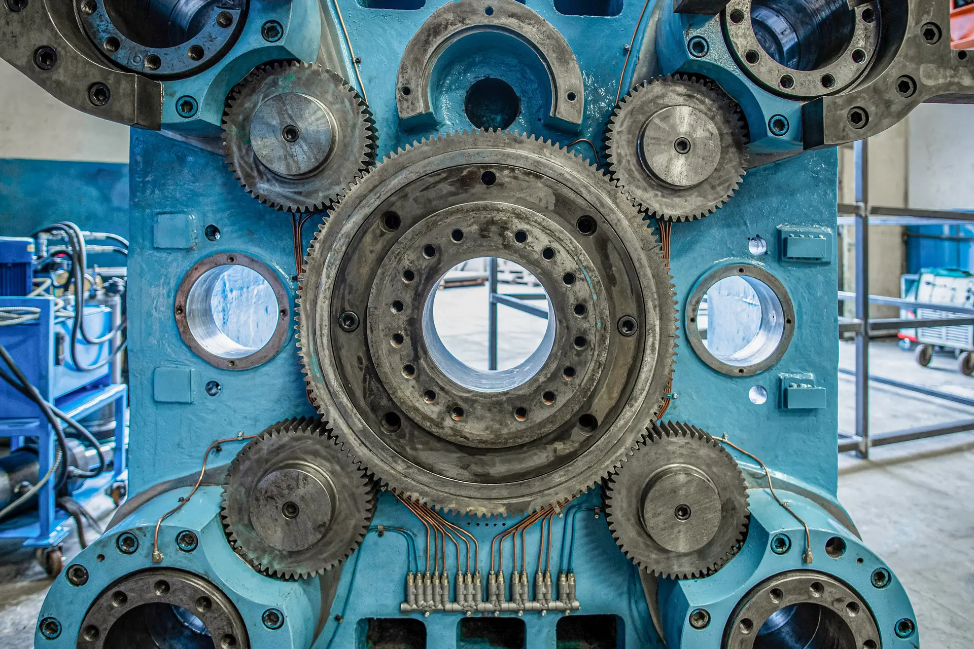 Podrobnost zobnikov in ohišja stroja za tlačni liv aluminija, prikaz natančne mehanske konstrukcije.