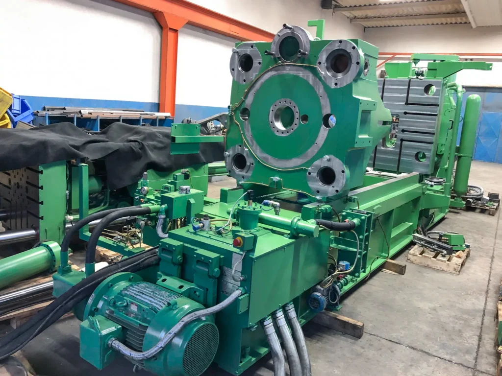 Stroj za tlačni liv aluminija z zeleno ohišje in hidravličnim sistemom v proizvodnji